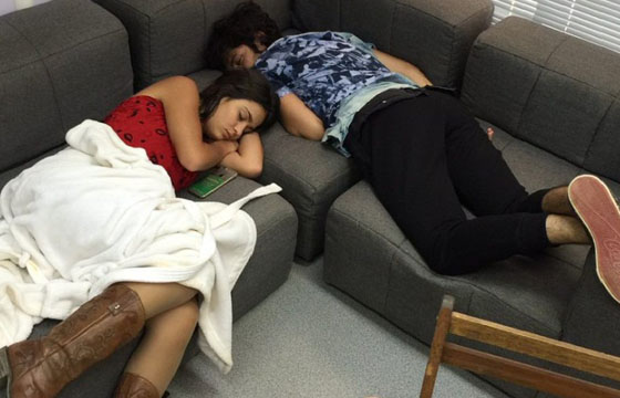 Atores são flagrados dormindo juntos em sofá