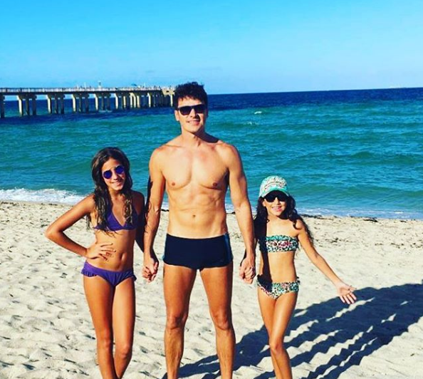Rodrigo Faro posta foto ao lado das filhas (Foto: Instagram)
