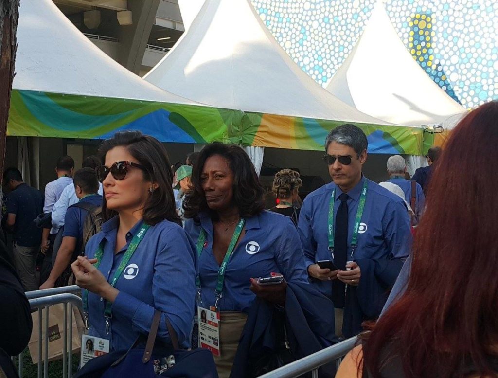 Renata Vasconcelos, Glória Maria e William Bonner na fila para entrar no Maracanã