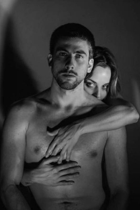 Galãs de Justiça e atrizes fazem fotos sensuais para a fotógrafa Flora Negri