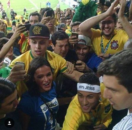 Neymar comemora com Bruna Marquezine partida do Brasil