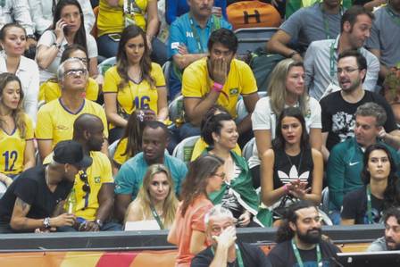 Neymar e Bruna Marquezine na mesma torcida do vôlei
