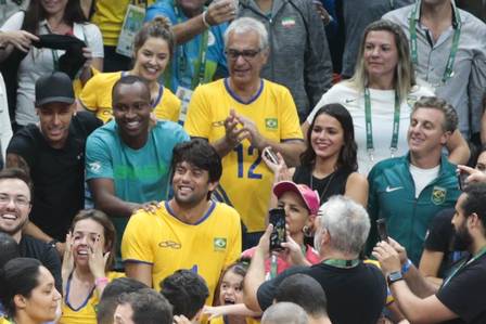 Neymar e Bruna Marquezine na mesma torcida do vôlei