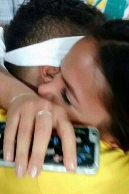 Neymar comemora com Bruna Marquezine partida do Brasil