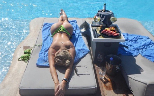Bárbara Evans faz topless e compartilha imagem no Instagram