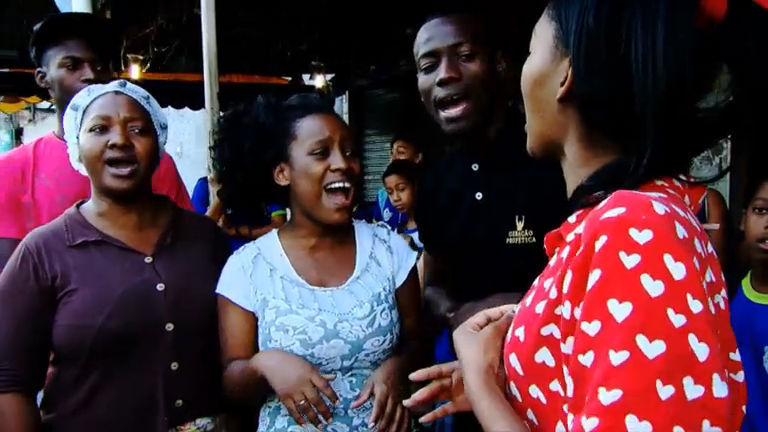 Domingo Show mostra família que vende cocadas