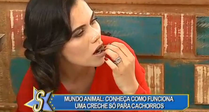 Daniela Albuquerque comeu ração de cachorro na TV