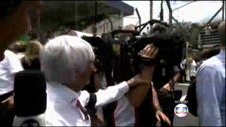 Câmera atinge chefão da Fórmula 1 durante entrevista para a TV Globo