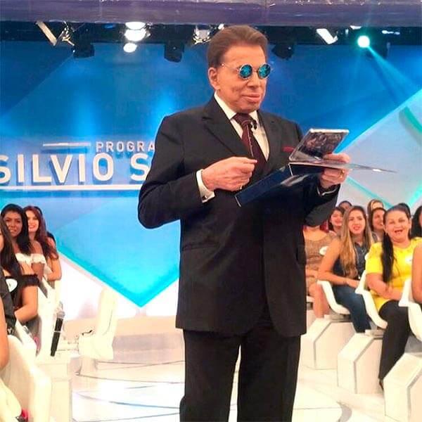 Após se Após se machucar, Silvio Santos grava programa de óculos de solmachucar, Silvio Santos grava programa de óculos de sol