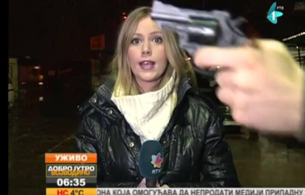 Homem aponta arma para repórter ao vivo durante previsão do tempo