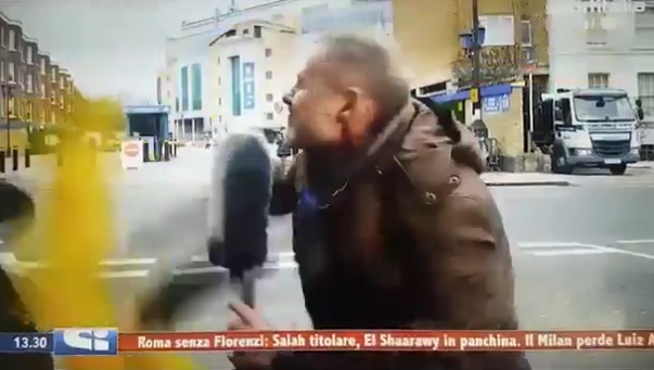 Repórter fica irritado com homem 'pentelho' e bate nele ao vivo