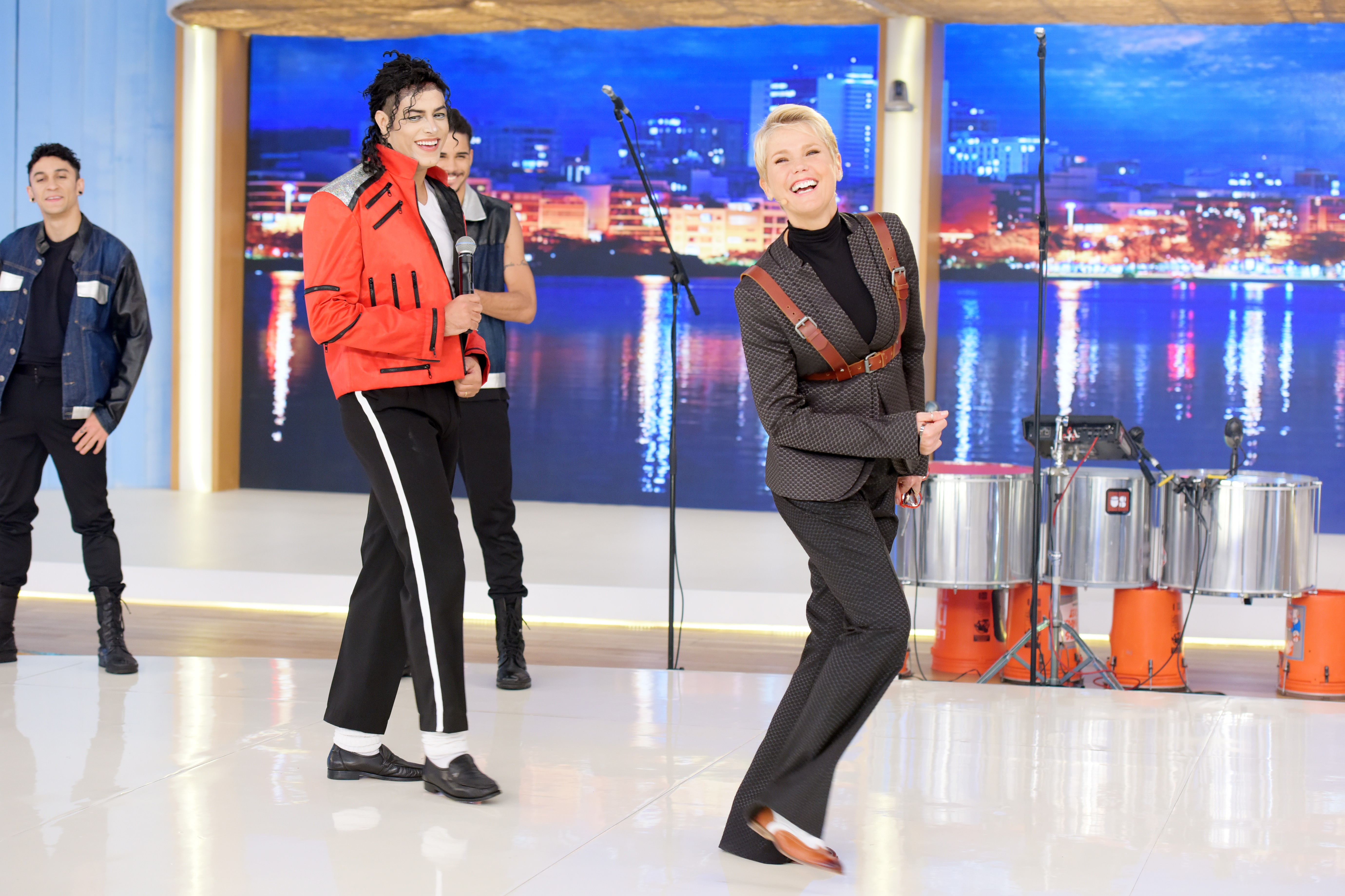 Xuxa Meneghel dança com sósia de Michael Jackson