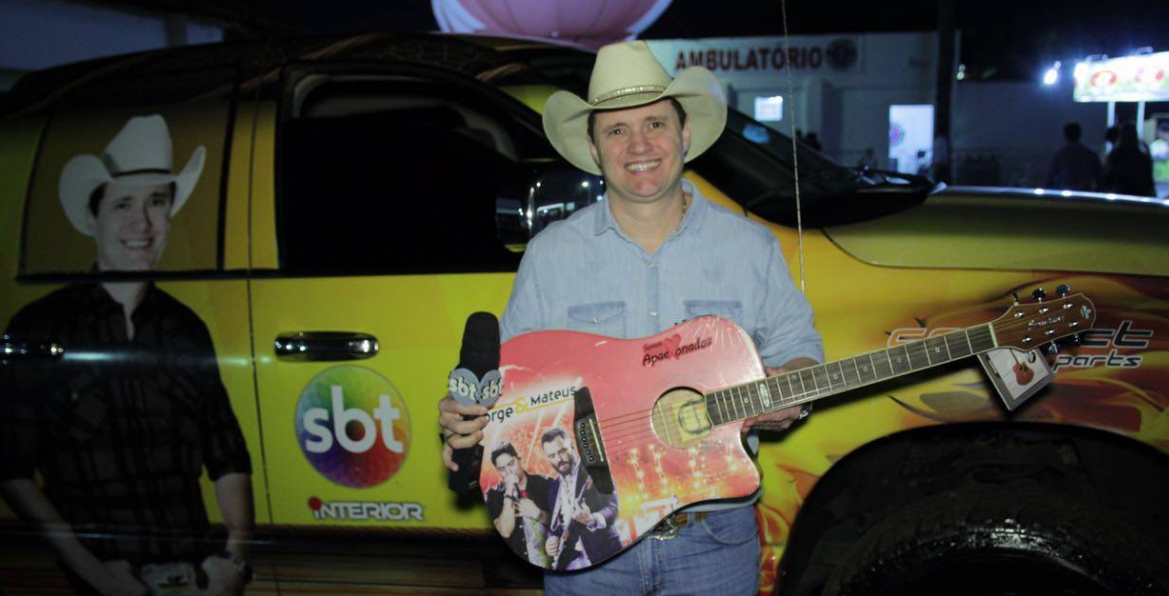 Waguinho ganha violão autografado