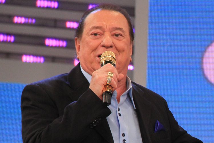 Raul Gil criticou as emissoras que compram formatos musicais do exterior (Foto: SBT)