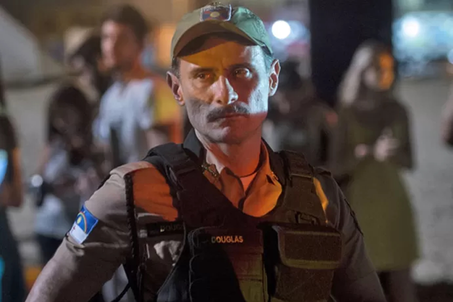 Enrique Diaz interpreta o policial vilão Douglas