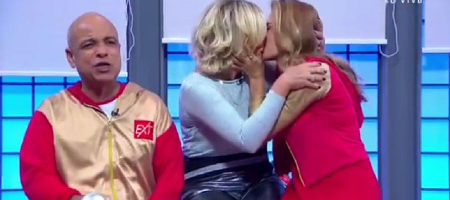 Beijo entre Astrid Fontenelle e Maitê Proença