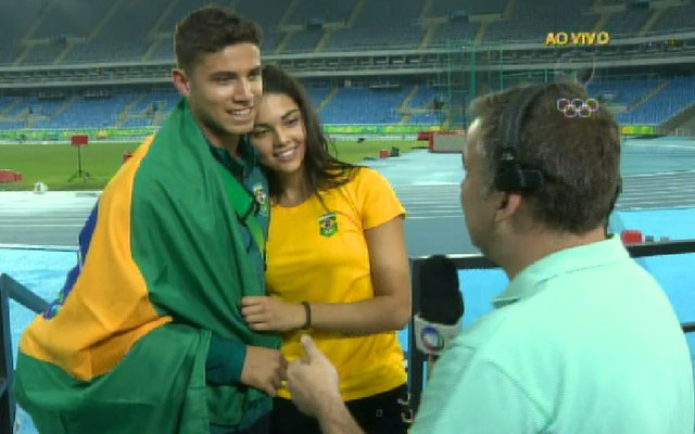 Repórter da Record entrevista o atleta Thiago Braz