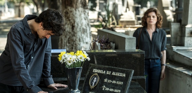 Vicente (Jesuita Barbosa) e Elisa (Deborah Bloch) em cemitério