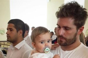 Thiago Gagliasso batiza o filho de dez meses