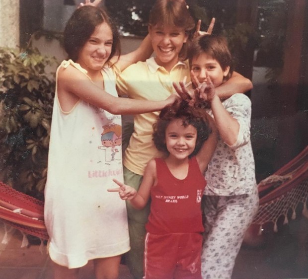 Débora Falabella surpreende postando foto de infância com as irmãs 