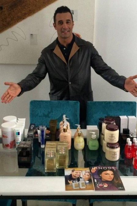 Marcos Oliver vira representante de cosméticos e divulga trabalhos na internet