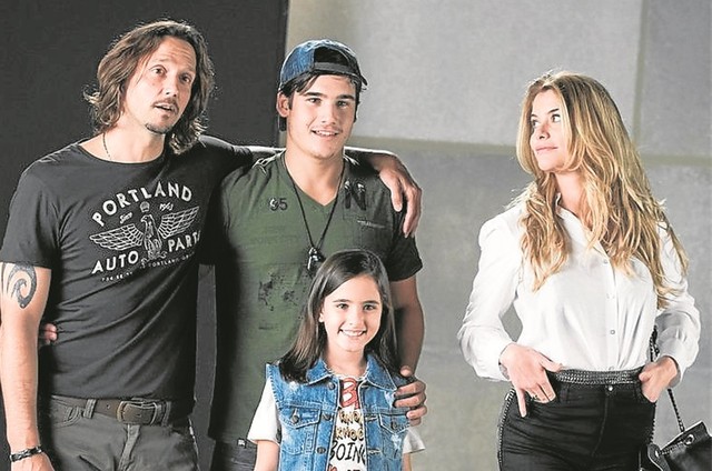 Globo inicia as gravações da novela Rock Story em cidade cenográfica e estúdio
