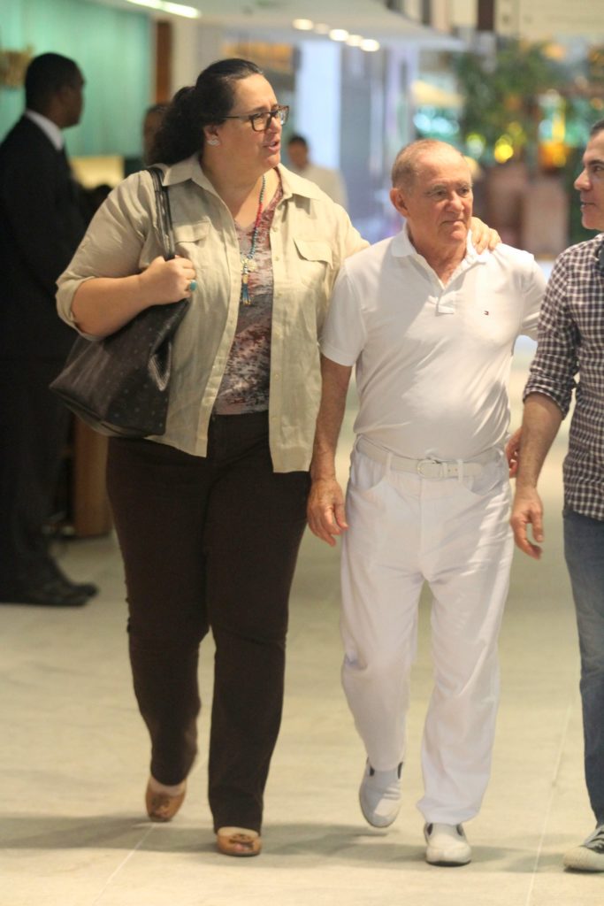 Renato Aragão aparece ao lado da esposa Lilian (Foto: Daniel Delmiro/AGNews)
