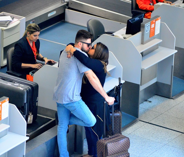 Após rumores de crise no casamento, Preta Gil e Rodrigo Godoy são flagrados aos beijos