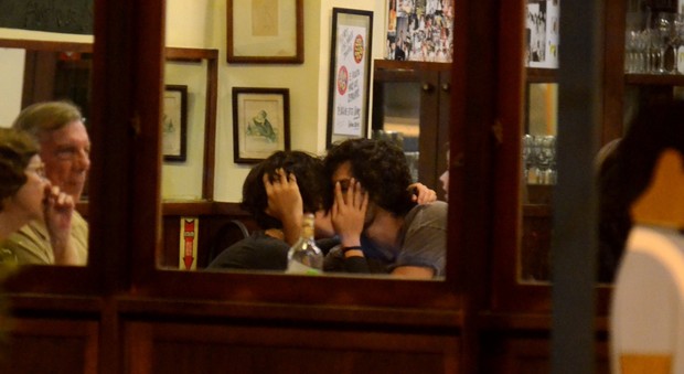 Gabriel Leone e Carla Salle comemoram 7 meses de namoro e são flagrados aos beijos