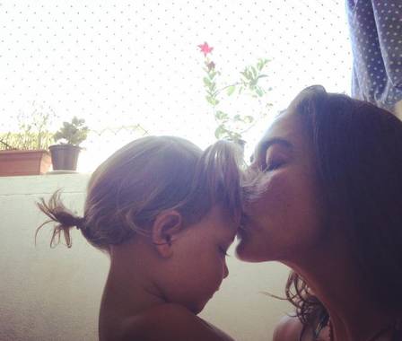 Carol Machado e a filha Tereza. Reprodução: Facebook