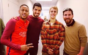 Neymar e Lionel Messi tiram foto com Justin Bieber durante treino do Barcelona