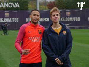 Neymar tira foto com Justin Bieber durante treino do Barcelona