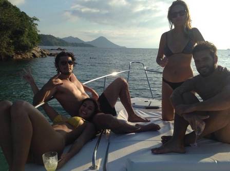Bruno Gissoni e Yanna Lavigne passeiam de barco com amigos (Reprodução/Instagram)