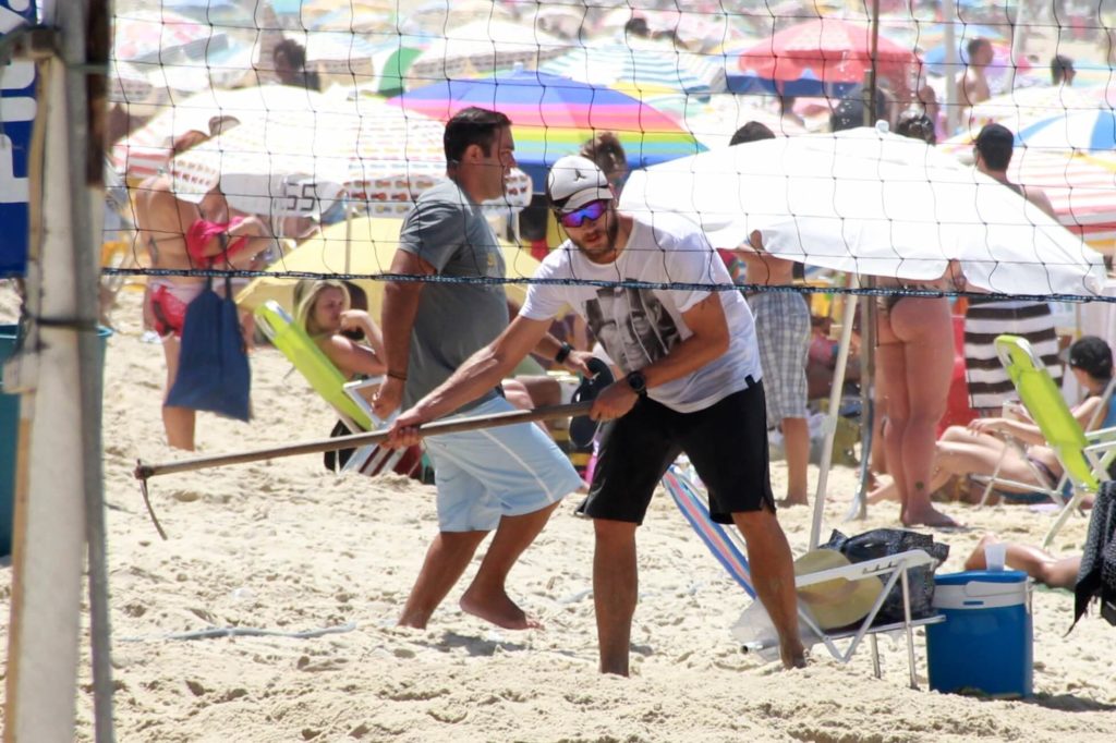 Rodrigo Hilbert usou enxada para espalhar areia em praia carioca (AgNews)