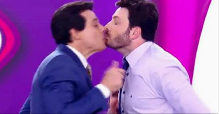 Celso Portiolli e Danilo Gentili se beijam (Foto: Reprodução)
