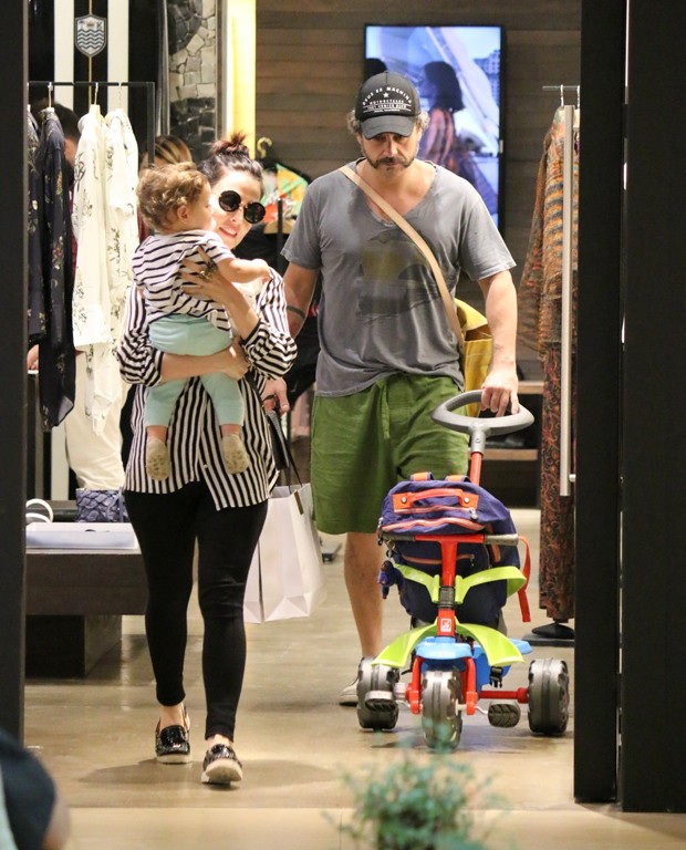 Alexandre Nero leva a família em passeio ao shopping