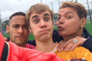 Neymar e David Brazil tirm foto com Justin Bieber durante treino do Barcelona
