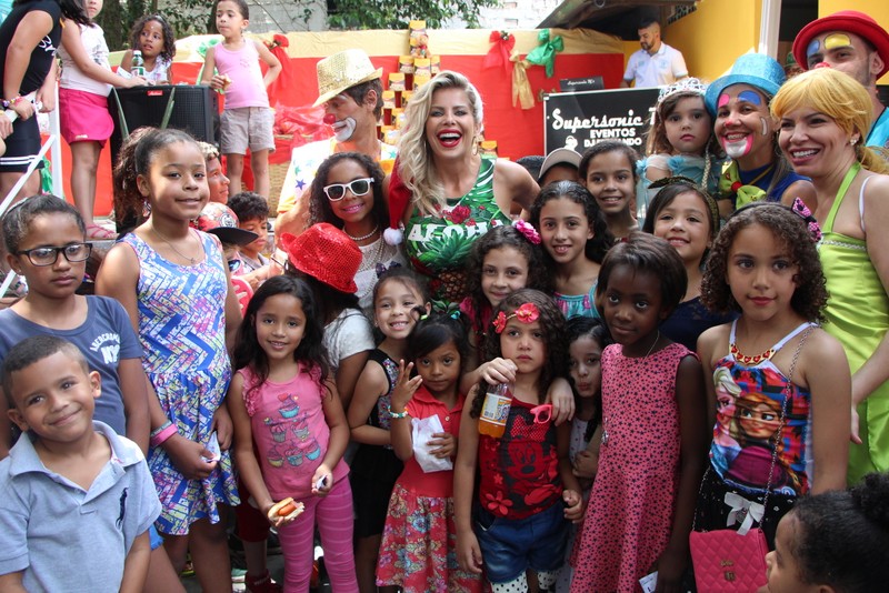 Karina Bacchi e crianças em Natal beneficente
