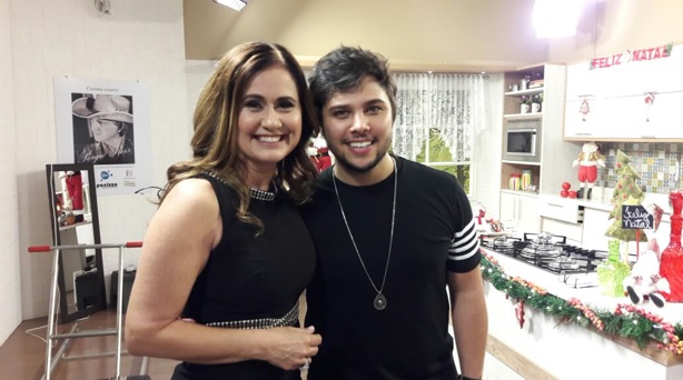 Vânia Coelho recebe o cantor Renato Viana no APÊ TV Especial de Natal