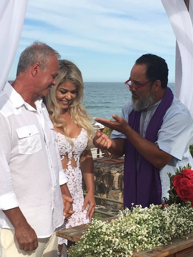Kadu Moliterno e Cristianne Rodriguez se casam na praia (Reprodução/ Facebook)