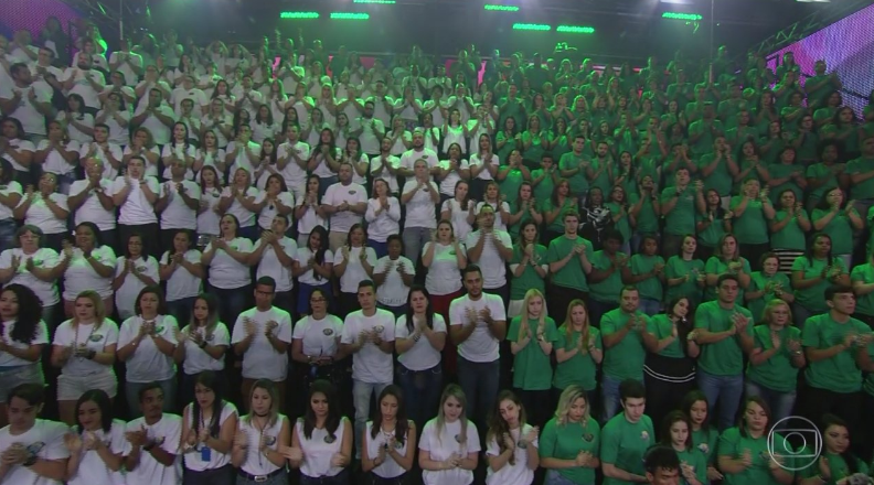Plateia se veste de branco e verde em homenagem a Chapecoense (Reprodução/Globo)