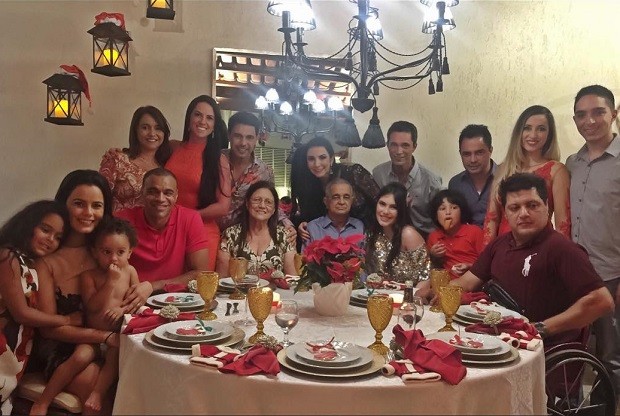 Zeze Di Camargo publica foto com família em ceia de Natal (Reprodução: Instagram)