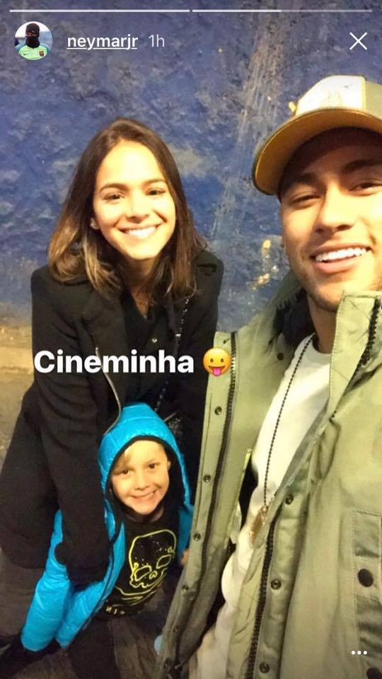 Neymar, Bruna Marquezine e o filho Davi em foto no cinema