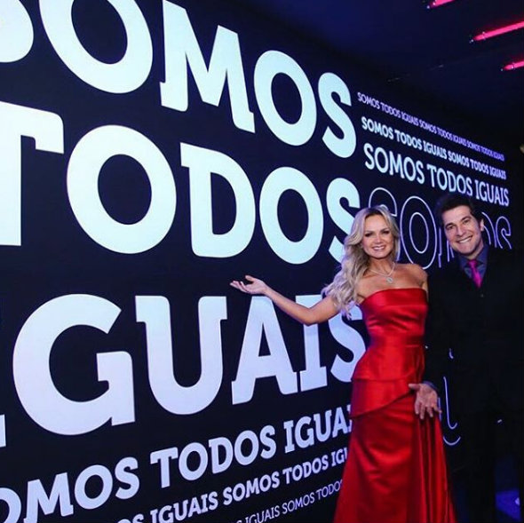 Eliana apresentou o Teleton 2016 ao lado do cantor Daniel com um belíssimo vestido vermelho.