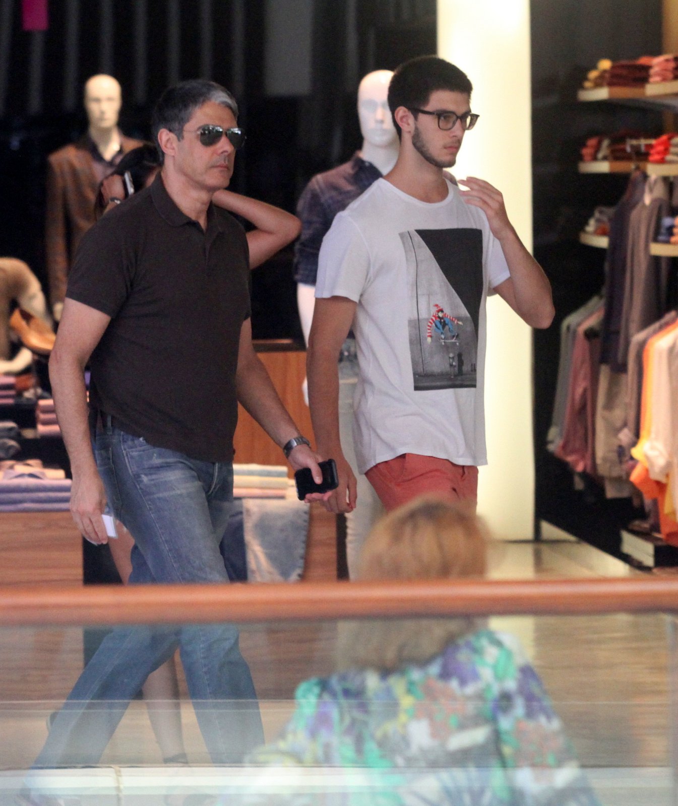 William Bonner e Vinicius Bonemer passeiam em shopping no Rio (AgNews)