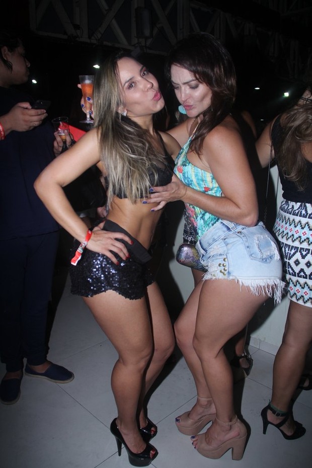 Mulher Melão e Laura Keller em evento de escola de samba (Rodrigo Anjos/ AgNews)