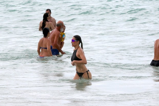 Fernanda Lima tem dia de praia