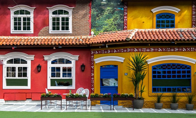 Nova fachada do BBB remete à uma vila / (O Globo)