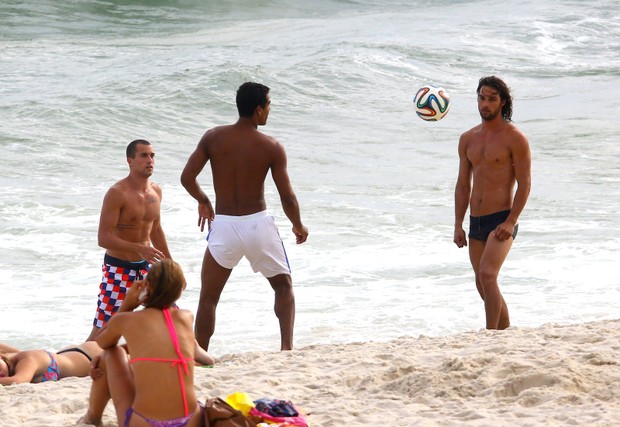 Marcello Melo Jr. e Pablo Morais jogam bola em praia