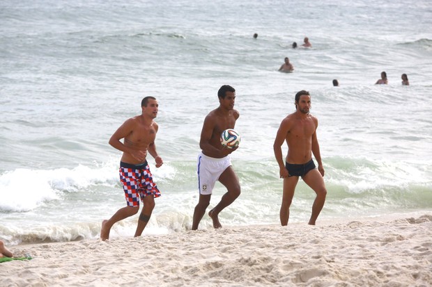 Marcello Melo Jr. e Pablo Morais jogam bola em praia